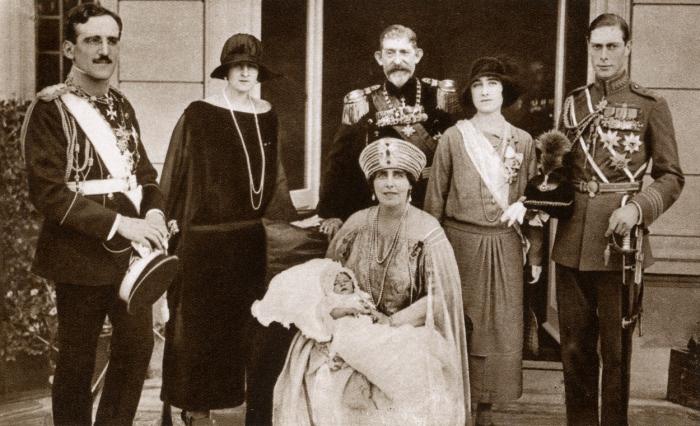 Regina Maria a României îl ține în brațe pe Prințul Petru al Iugoslaviei