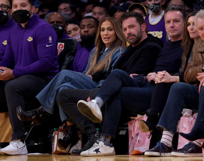 JLo poartă o ținută de blugi și stă alături de Ben Affleck