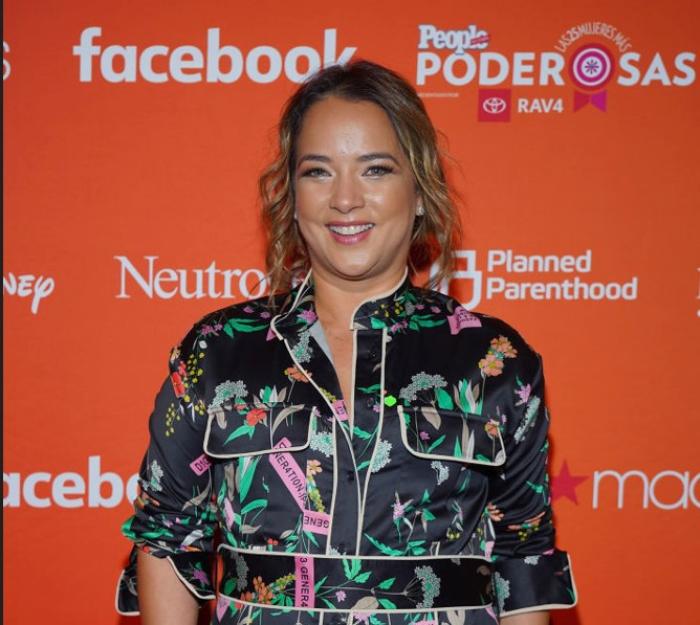 Adamari Lopez poartă o rochie cu imprimeu floral și are părul desprins