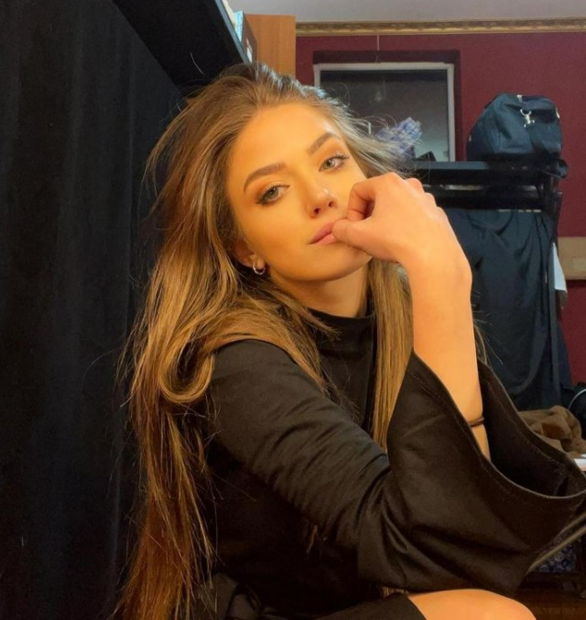 Mara Oprea poartă o bluză neagră și are părul desprins