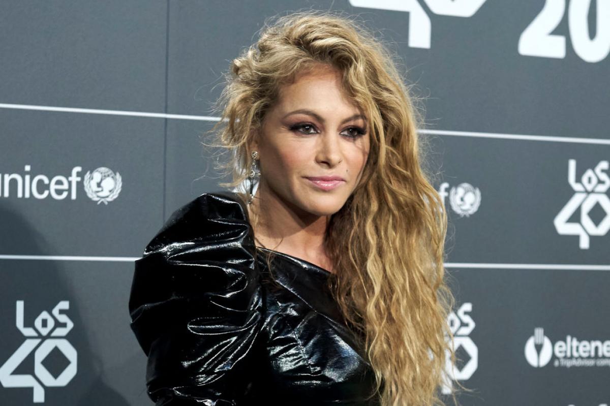 Paulina Rubio poartă o rochie neagră, de gală și are părul desprins și aranjat pe o parte