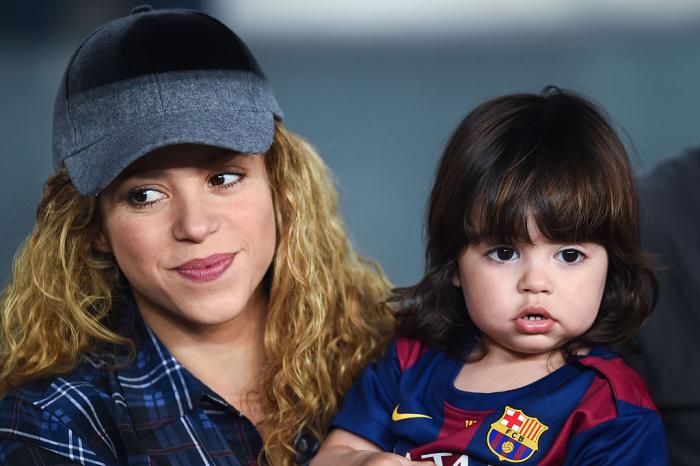 Shakira poartă șapcă și are părul desprins, iar Milan este îmbrăcat în fotbalist
