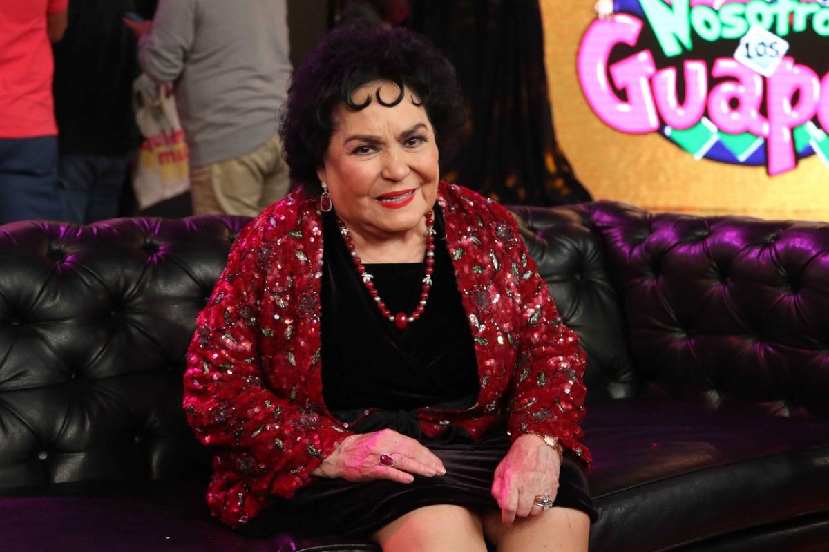 Carmen Salinas poartă o rochie neagră și un sacou cu paiete