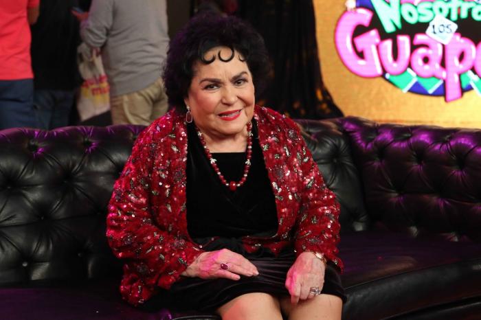 Carmen Salinas poartă o rochie neagră și un sacou cu paiete