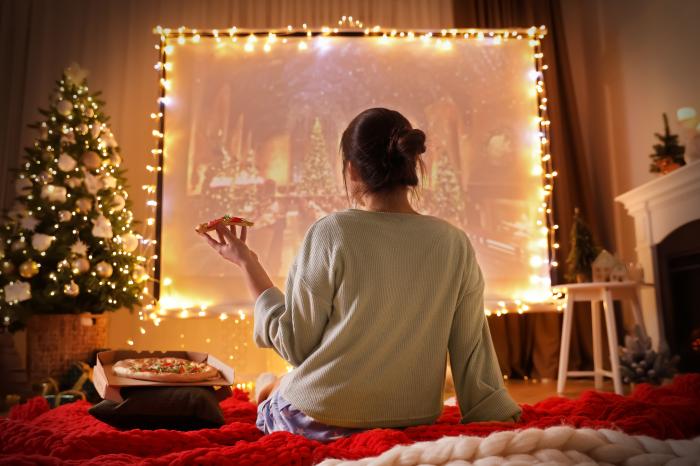 fata din imagine este îmbrăcată într-o ținută lejeră și se uită la film