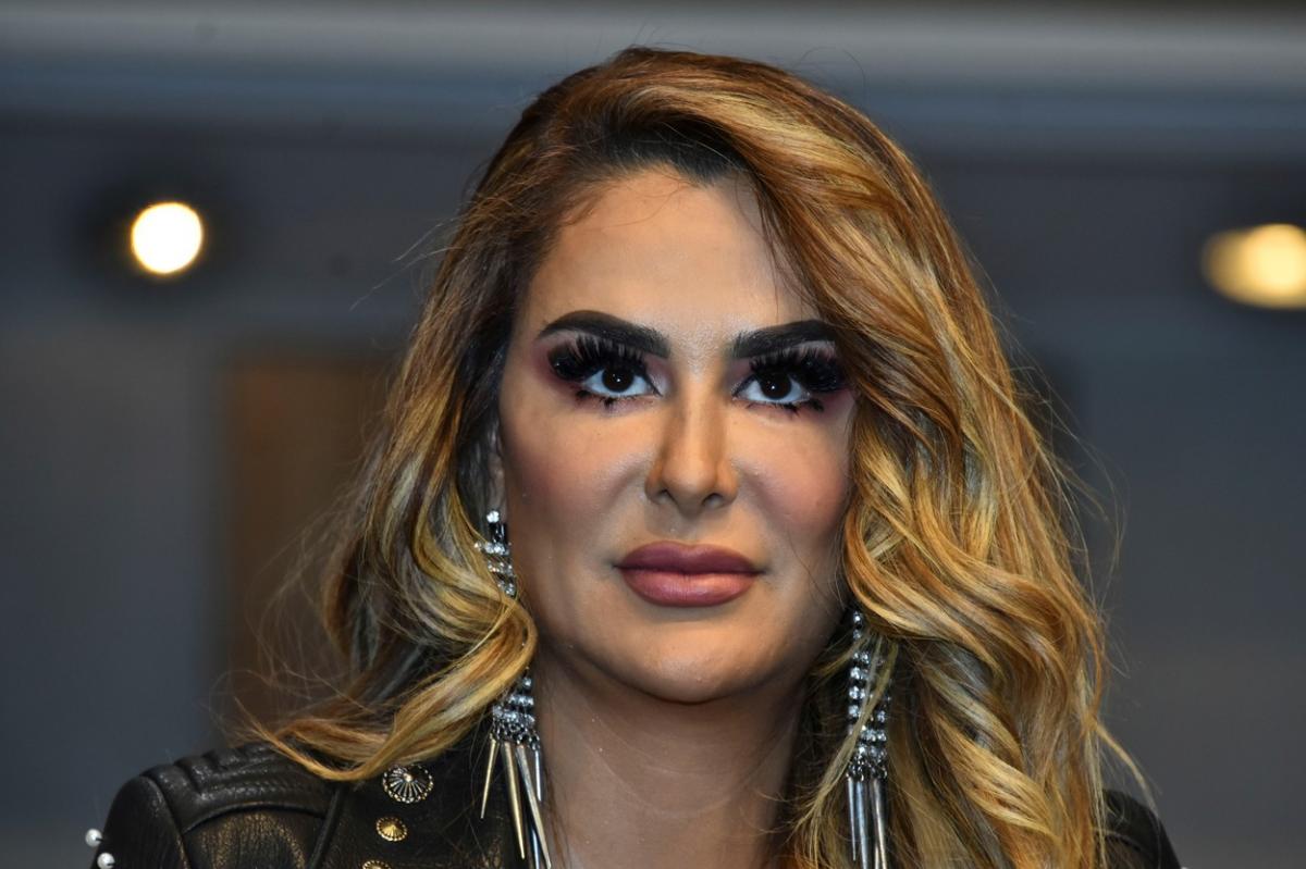 Ninel Conde poartă părul desprins și are un machiaj de seară