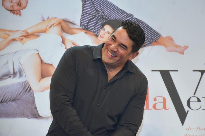 Eduardo Santamarina poartă o cămașă neagră și zâmbește