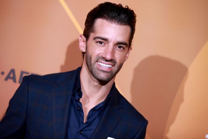 Toni Costa poartă o cămașă închisă la culoare și un sacou asemănător. Dansatorul zâmbește