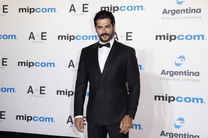 Burak Ozcivit poartă costum negru și cămașă albă