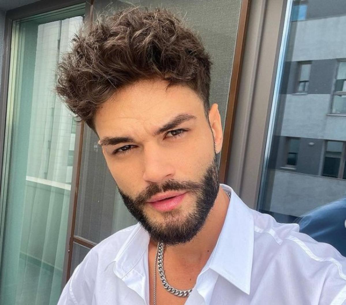 Edward Sanda poartă o cămașă albă