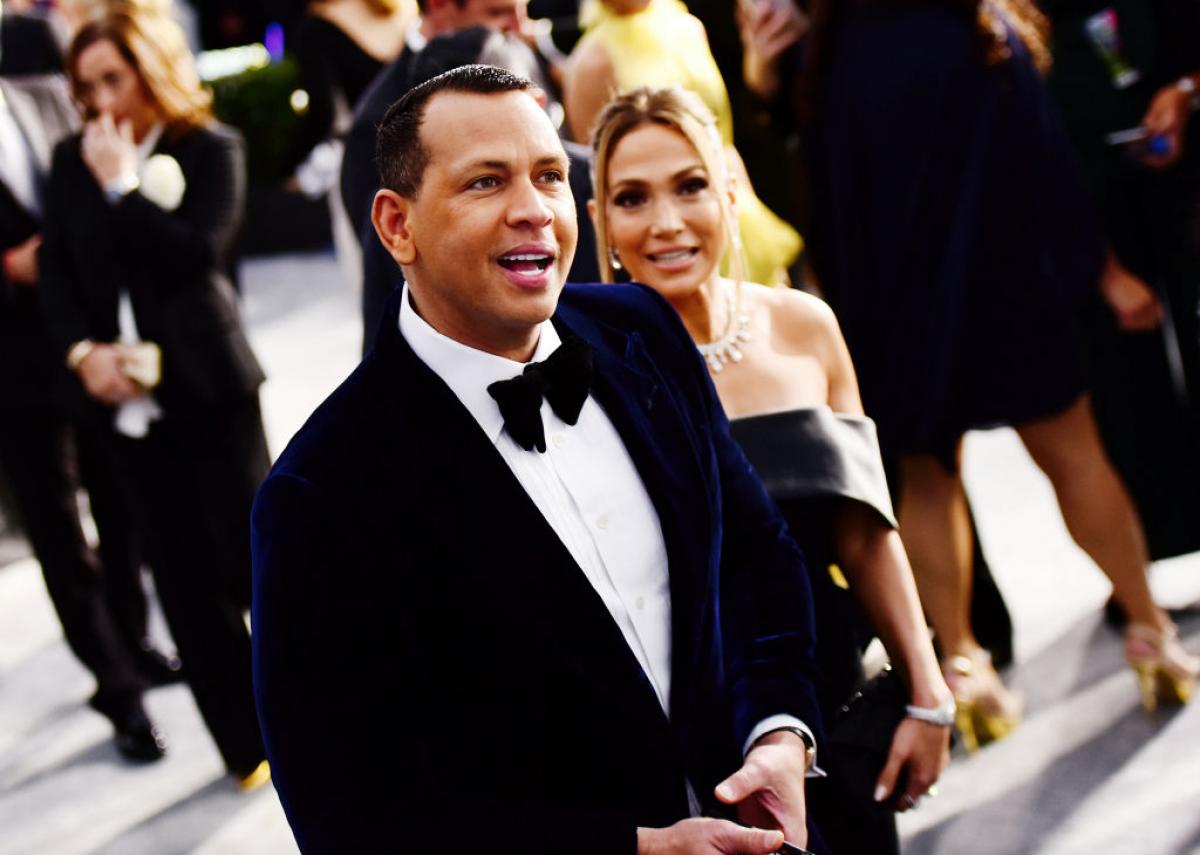 Alex Rodriguez poartă costum negru și o cămașă albă