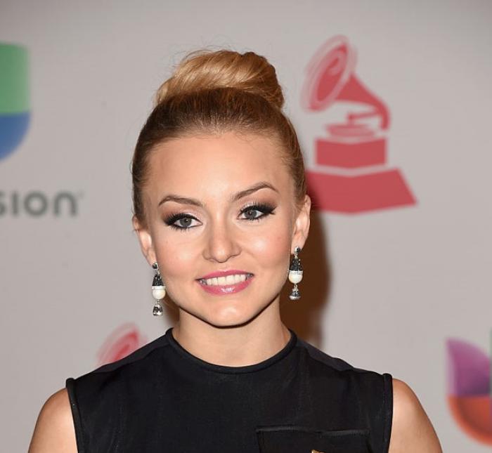 Angelique Boyer poartă o rochie neagră și are părul prins în coc