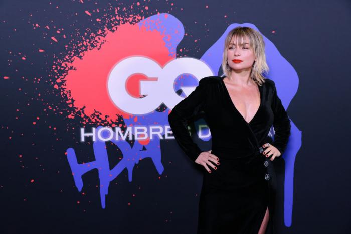 Ludwika Paleta poartă o rochie neagră cu decolteu