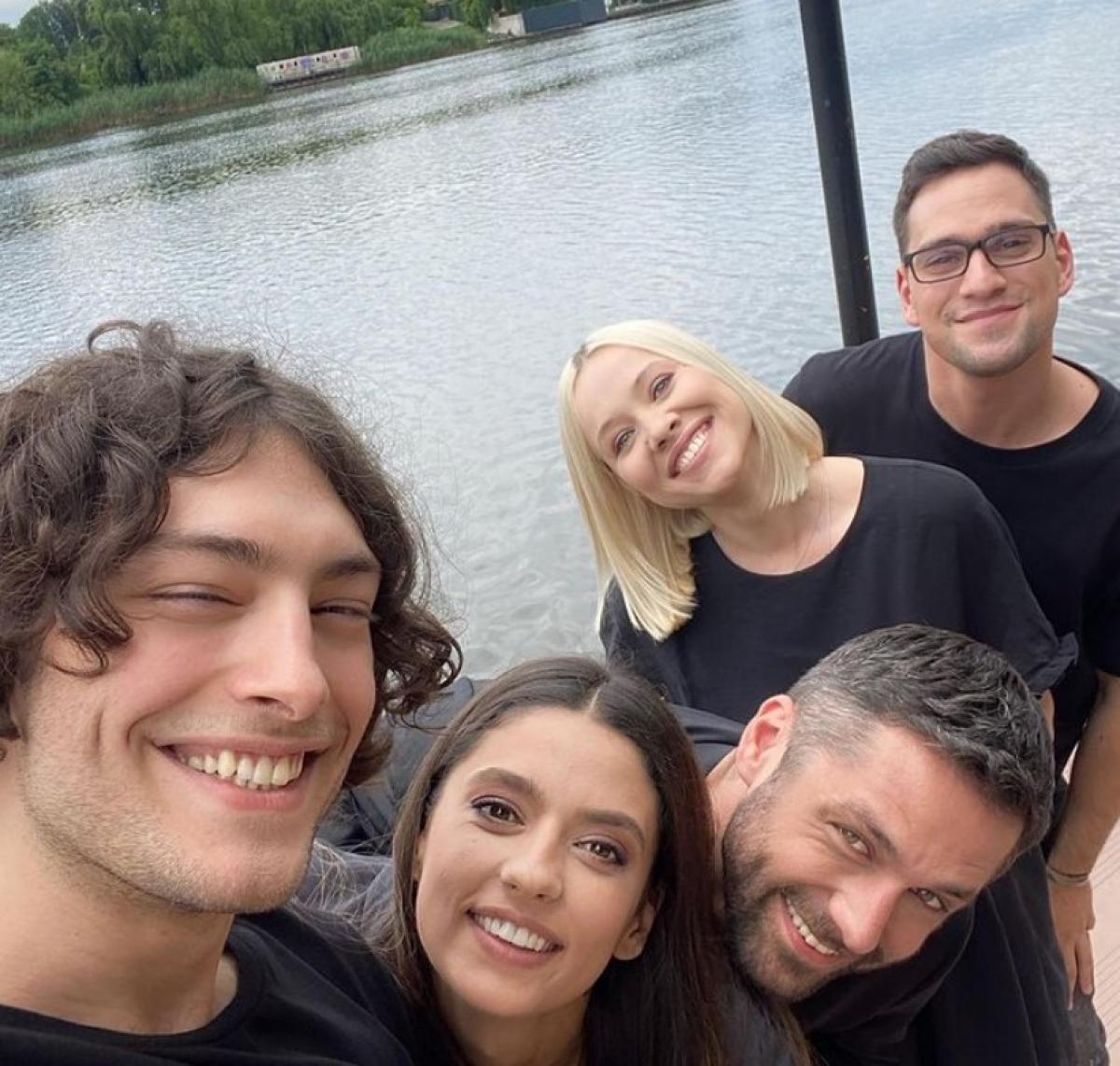 Toto Dumitrescu zâmbește și este alături de colegii din "Adela"