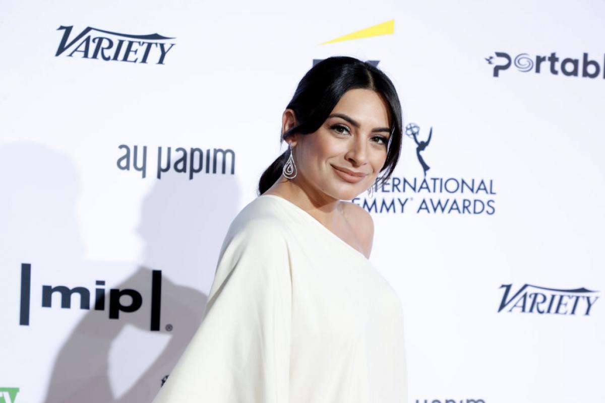 Ana Brenda Contreras poartă o rochie albă și are părul prins în coadă