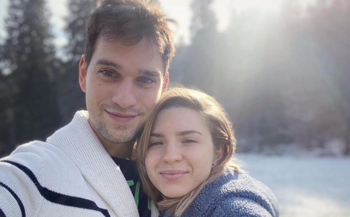 Cristina Ciobănașu poartă o bluză albastră și stă în brațele lui Vlad Gherman