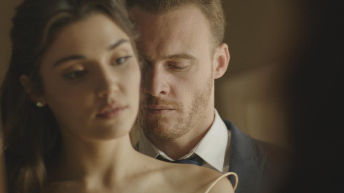 Hande Erçel poartă părul desprins și stă cu spatele la Kerem Bursin