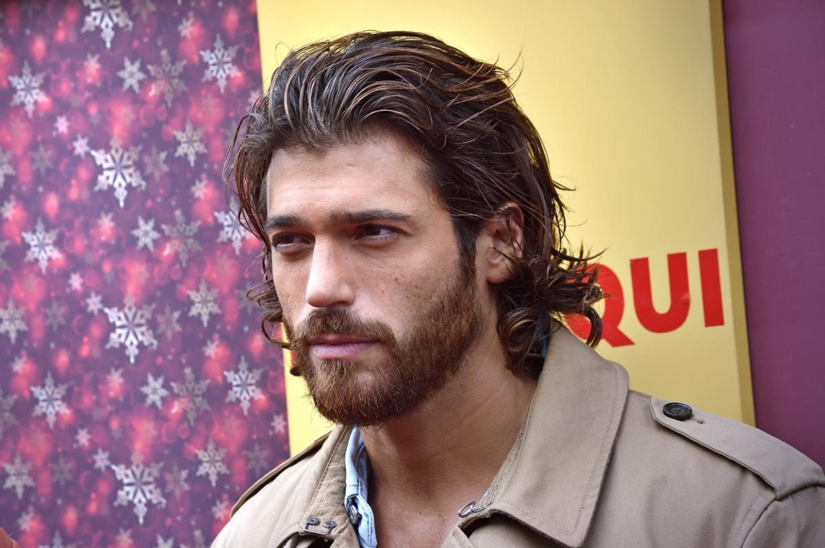 Can Yaman poartă un palton lung maro deschis