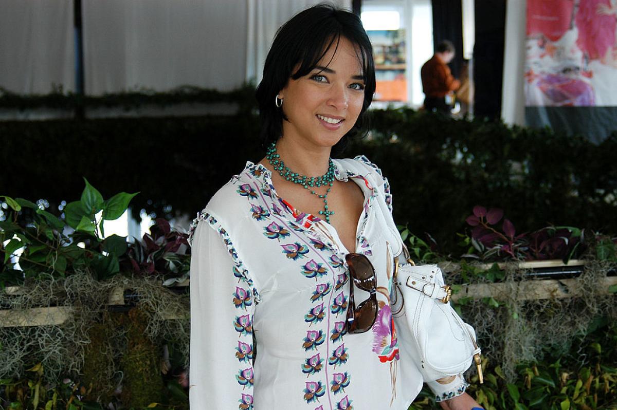 Adamari Lopez poartă o bluză tradițională și are părul scurt și brunet