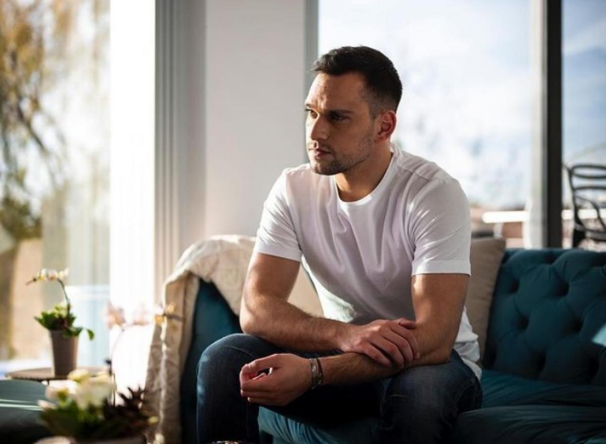 Vlad Gherman poartă un tricou alb și blugi