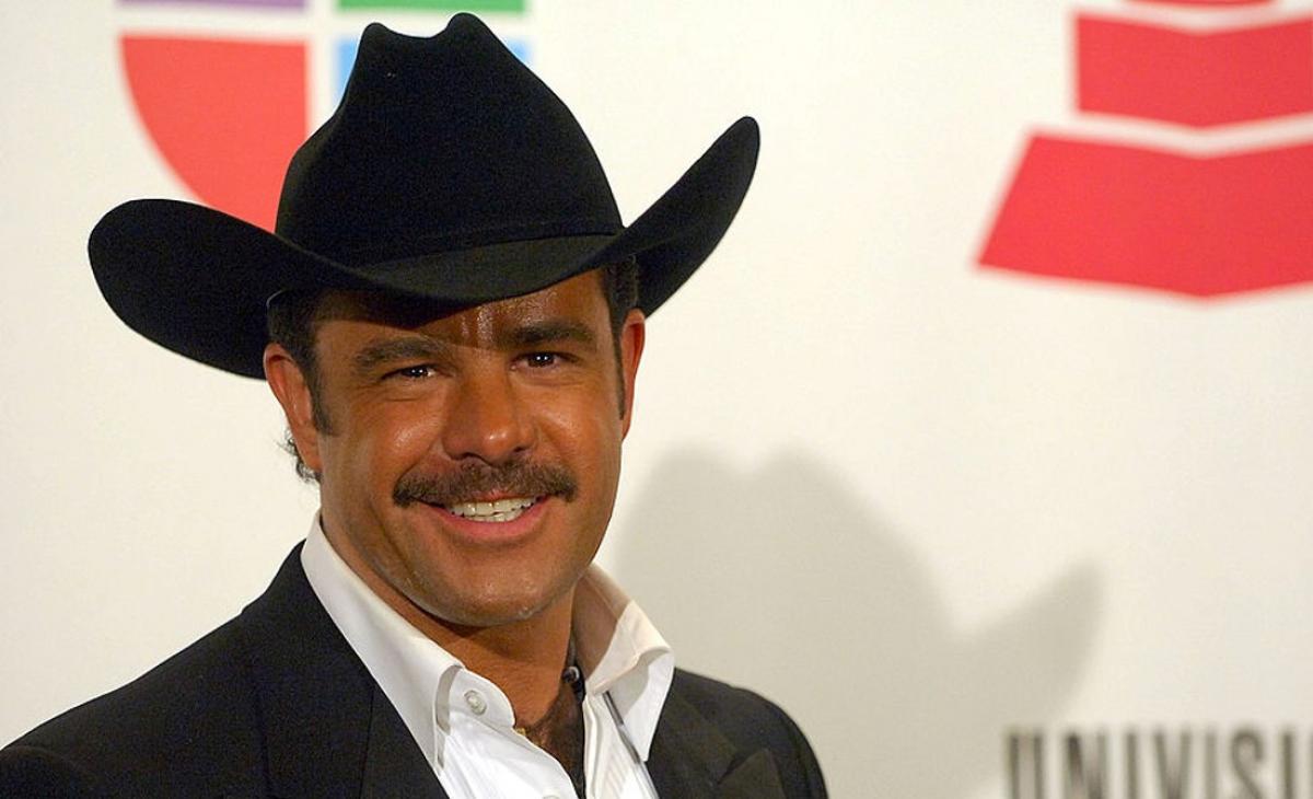 Eduardo Capetillo poartă o cămașă albă și un sacou negru