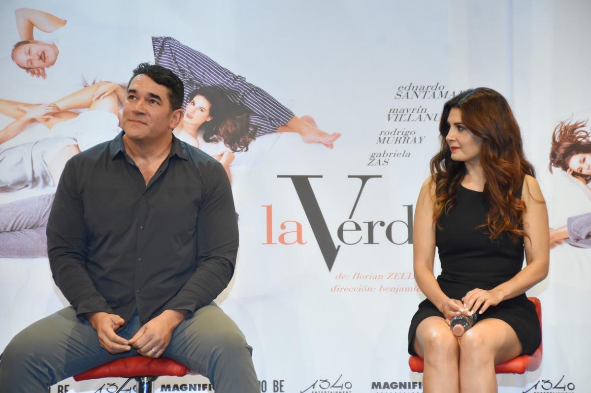 Eduardo Santamarina stă pe scaun și poartă blugi și o cămașă. Actrița Mayrín Villanueva stă pe scaun și poartă o rochie neagră
