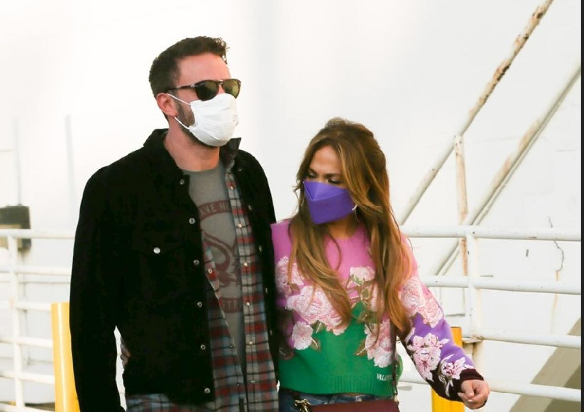 Jennifer Lopez și Ben Affleck poartă haine comode, dar și măști de protecție
