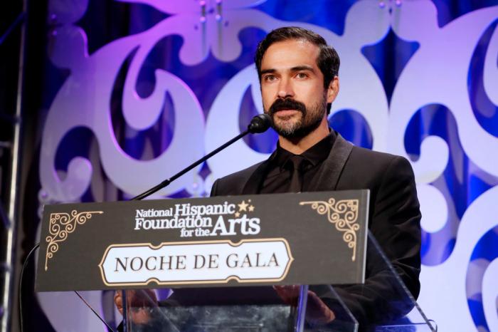 Alfonso Herrera poartă o ținută all-black și are mustață
