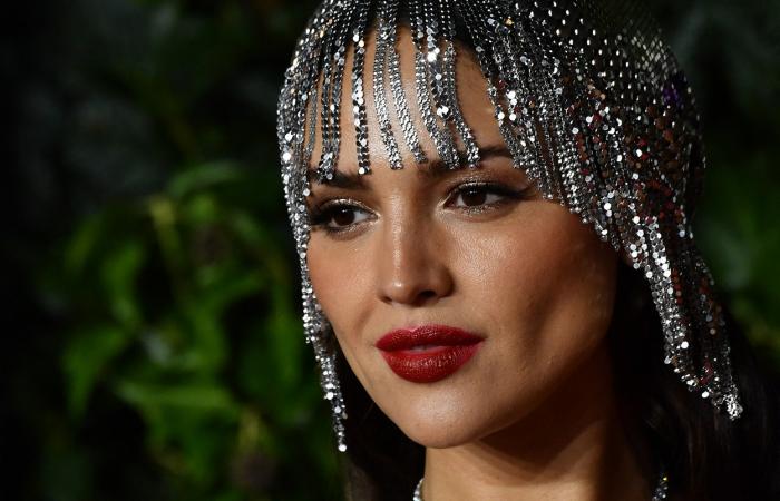 Eiza Gonzalez poartă un accesoriu sclipitor pe cap și are ruj roșu