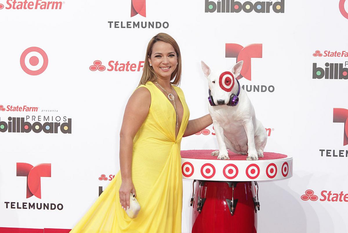 Adamari Lopez poartă o rochie galbenă, lungă și are părul desprins