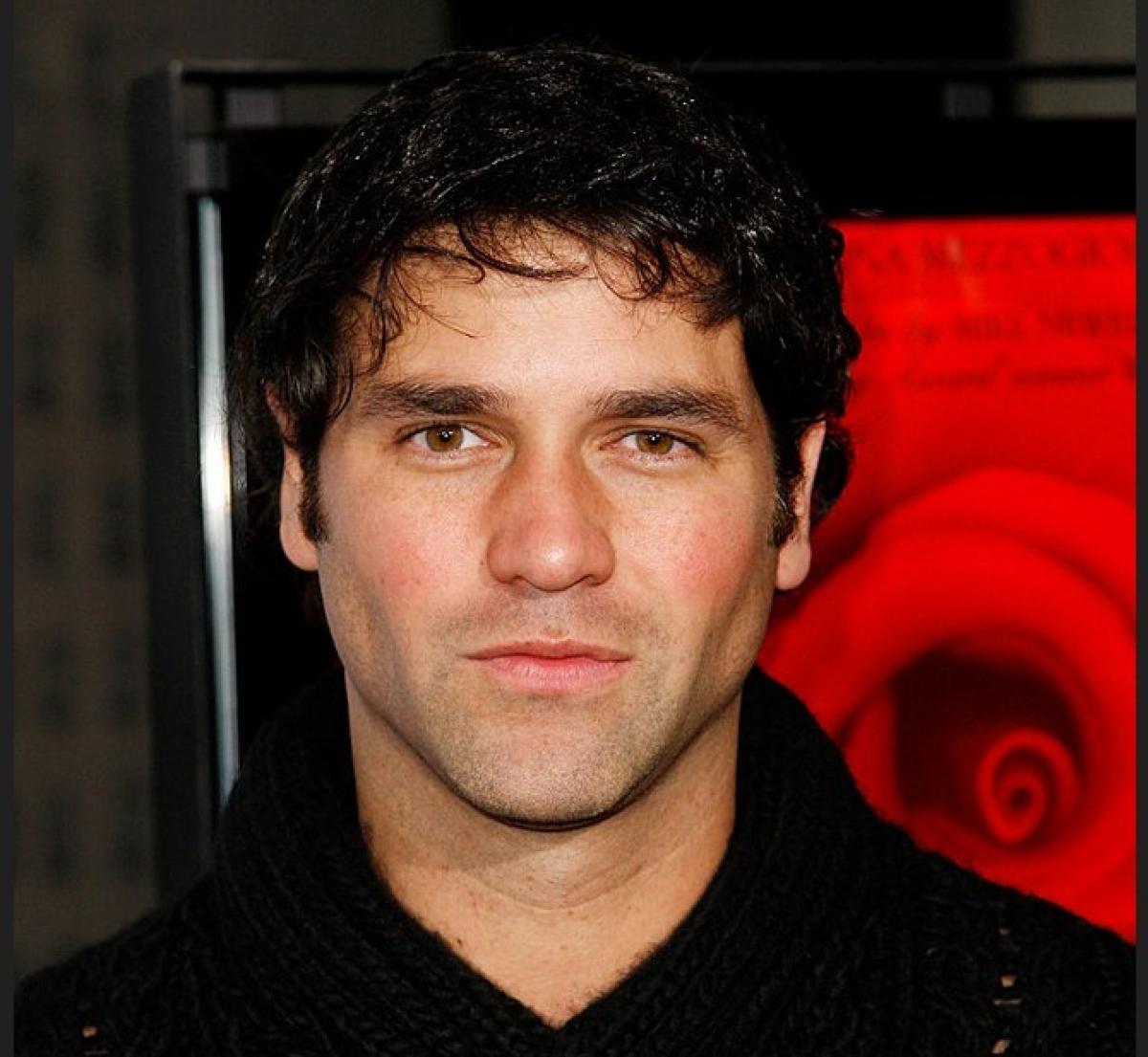 Valentino Lanus poartă o bluză neagră