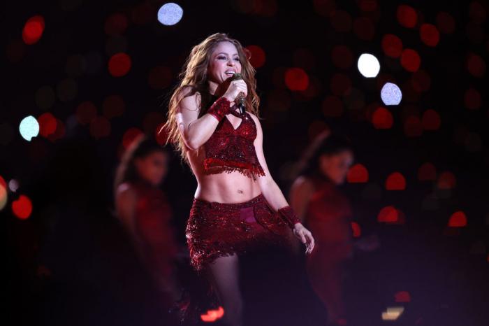 Shakira poartă un top scurt cu vedere la buric și o fustă scurtă