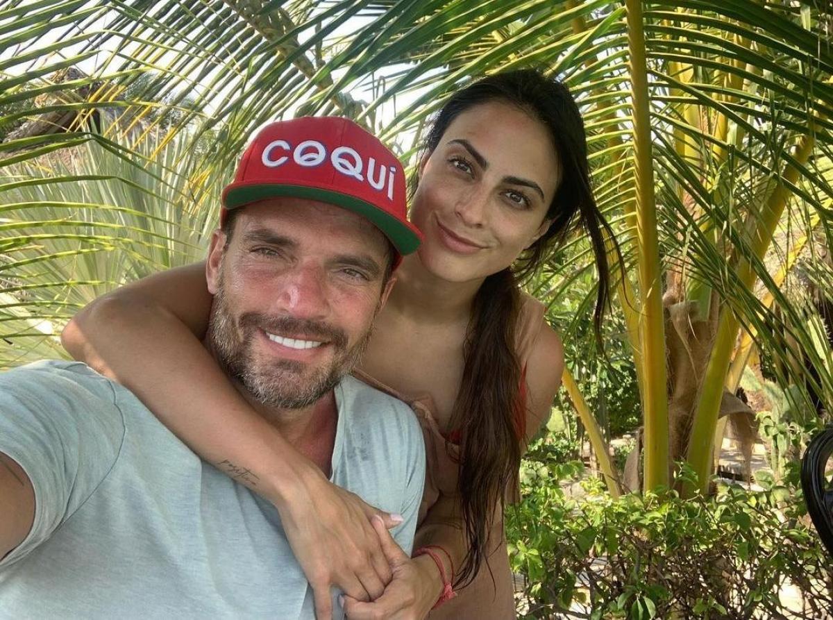 Julian Gil și Valeria Marin selfie cu palmieri în spate
