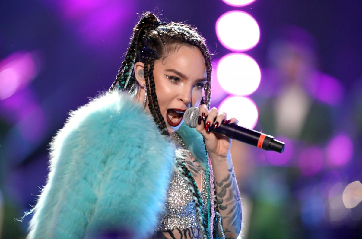 Cântăreața Belinda, în mijlocul unui spectacol, pe scenă