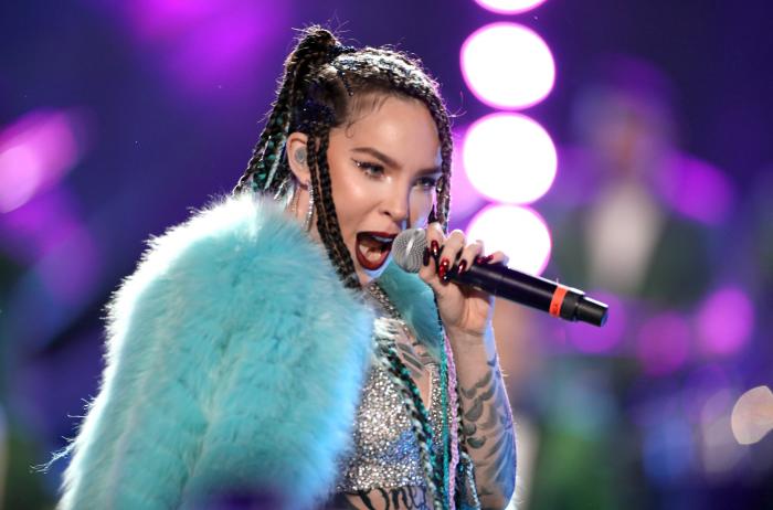 Cântăreața Belinda, în mijlocul unui spectacol, pe scenă