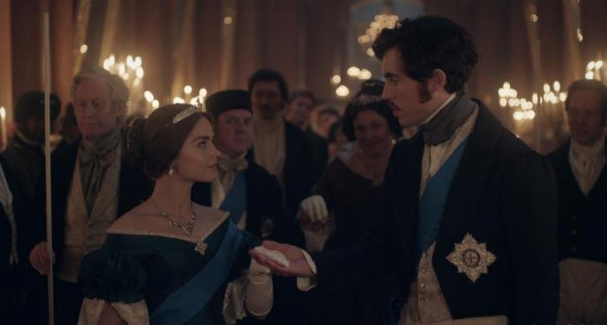 Scenă cu protagoniștii din serialul „Victoria”: personajele Regina Victoria și Prințul Albert