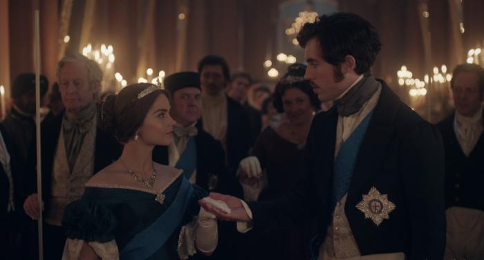 Scenă cu protagoniștii din serialul „Victoria”: personajele Regina Victoria și Prințul Albert