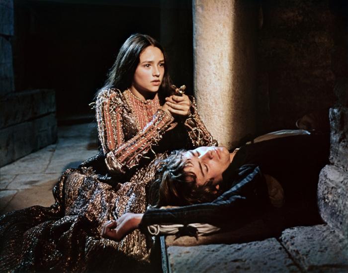 Scenă din filmul „Romeo și Julieta” cu Olivia Hussey și Leonard Whiting