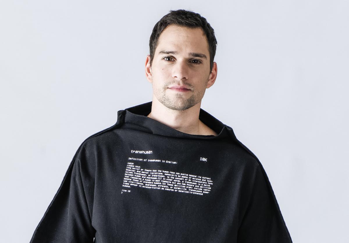 Actorul Vlad Gherman, fotografie de studio, îmbrăcat într-un hanorac negru