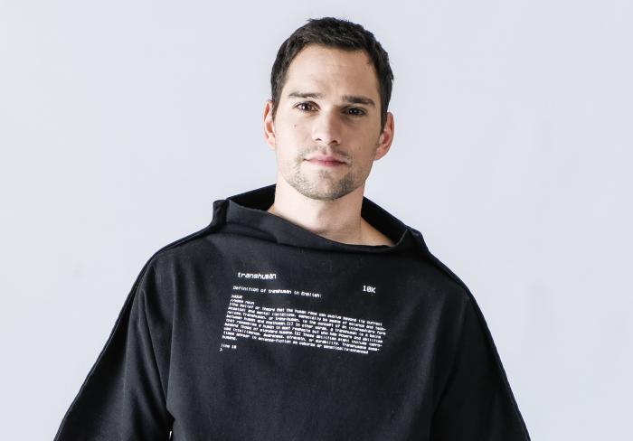 Actorul Vlad Gherman, fotografie de studio, îmbrăcat într-un hanorac negru