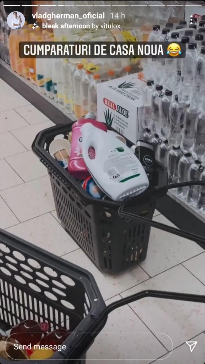 Două coșuri de cumpărăruri, la supermarket, puse de Vlad Gherman pe InstaStory