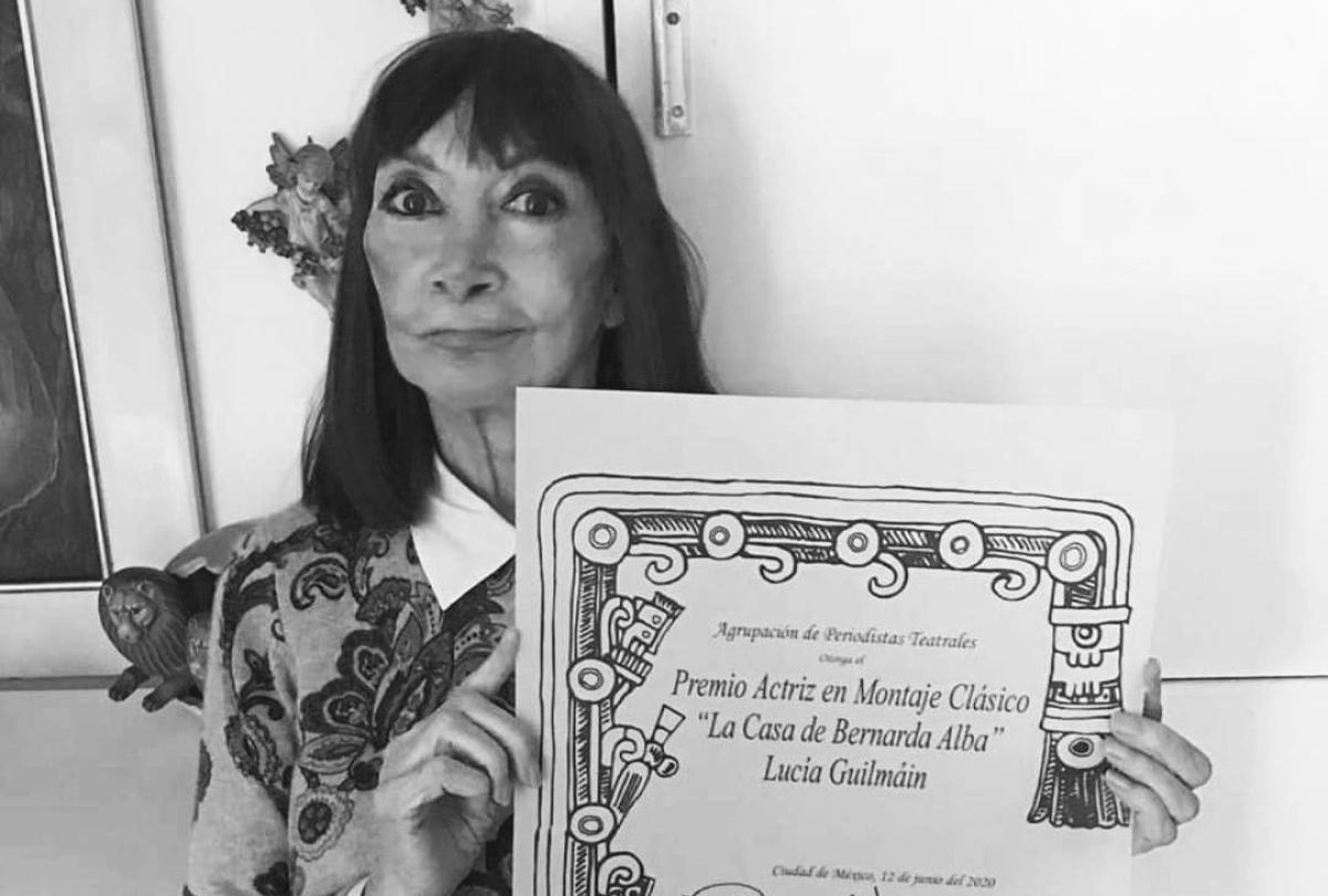 Actrița Lucía Guilmáin, fotografie alb-negru, ține în mână o diplomă, distincție care i-a fost acordată