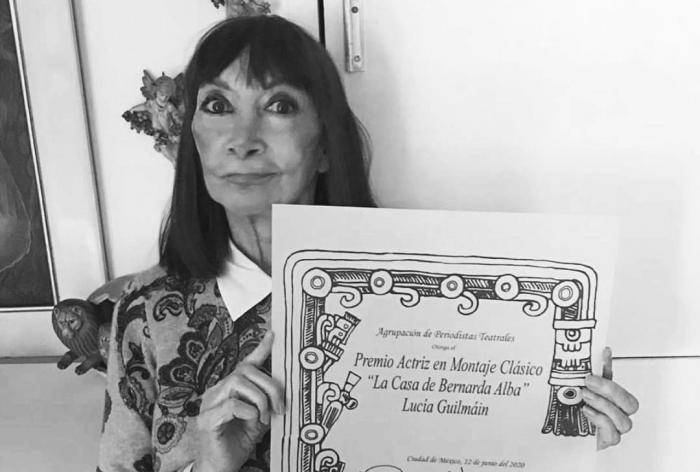 Actrița Lucía Guilmáin, fotografie alb-negru, ține în mână o diplomă, distincție care i-a fost acordată