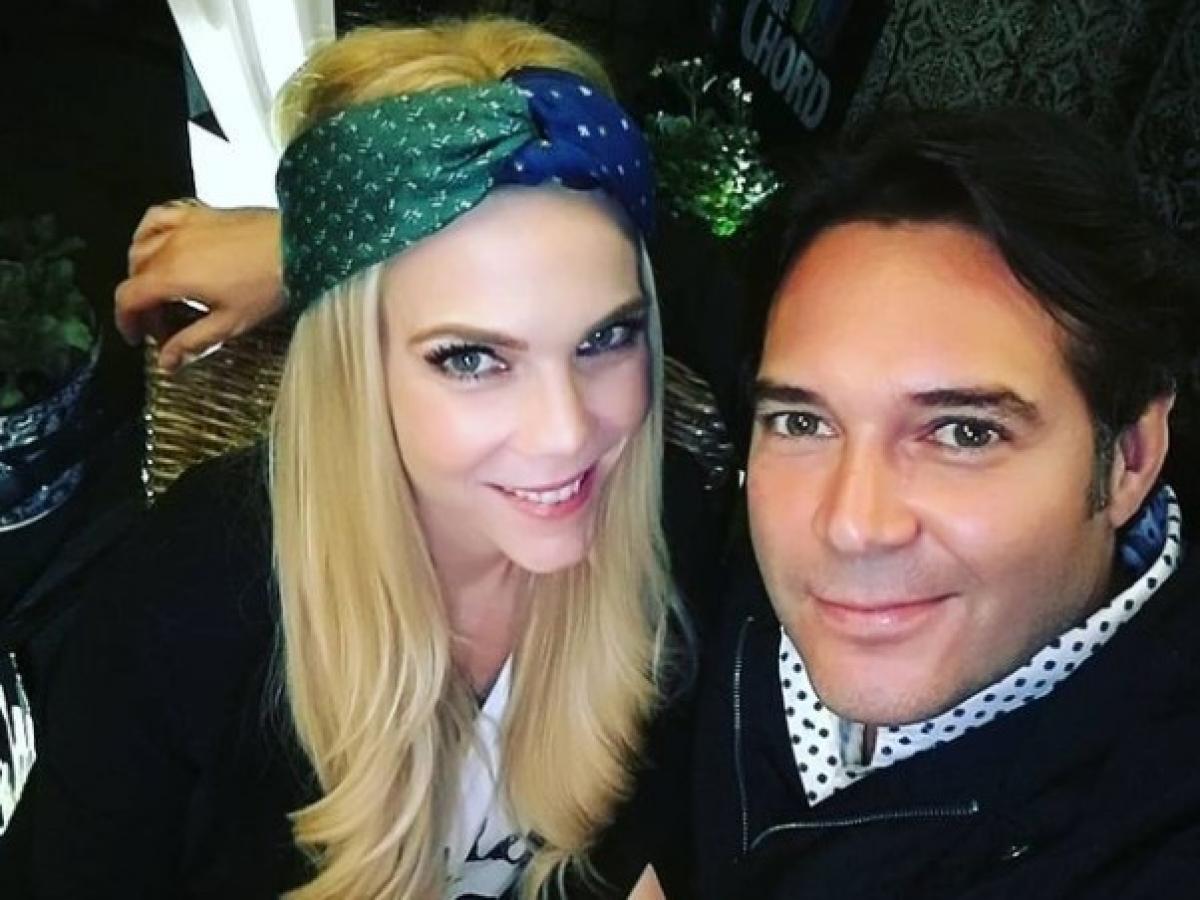 Prezentatoarea Gaby Crassus și actorul Rodrigo Mejía, selfie