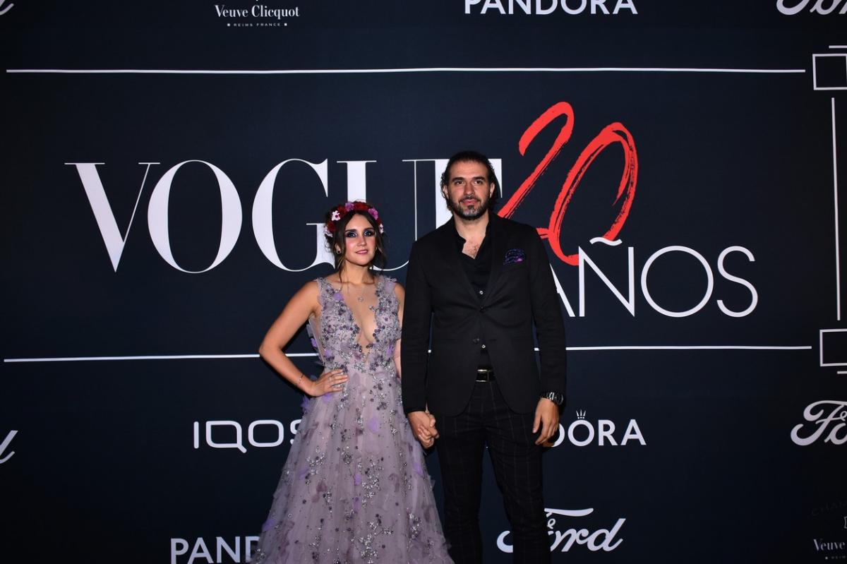 Actrița Dulce Maria alături de soțul său, Paco Alvarez la o prezentare a revistei Vogue în 2019