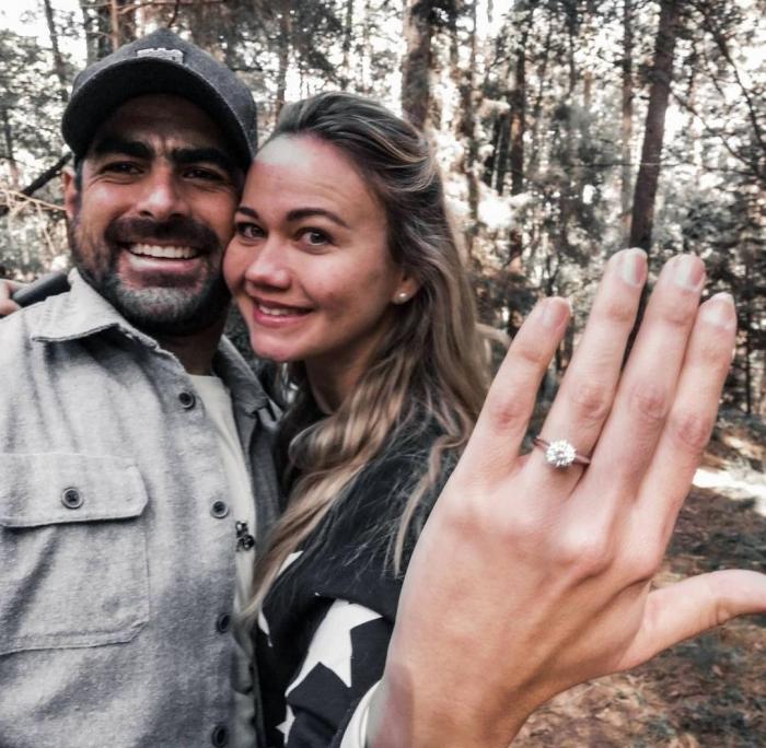 Rodrigo Nehme și Delia Thuss în pădure, locul unde actorul a cerut-o în căsătorie. Ea arată, în prim-plan, inelul de logodnă