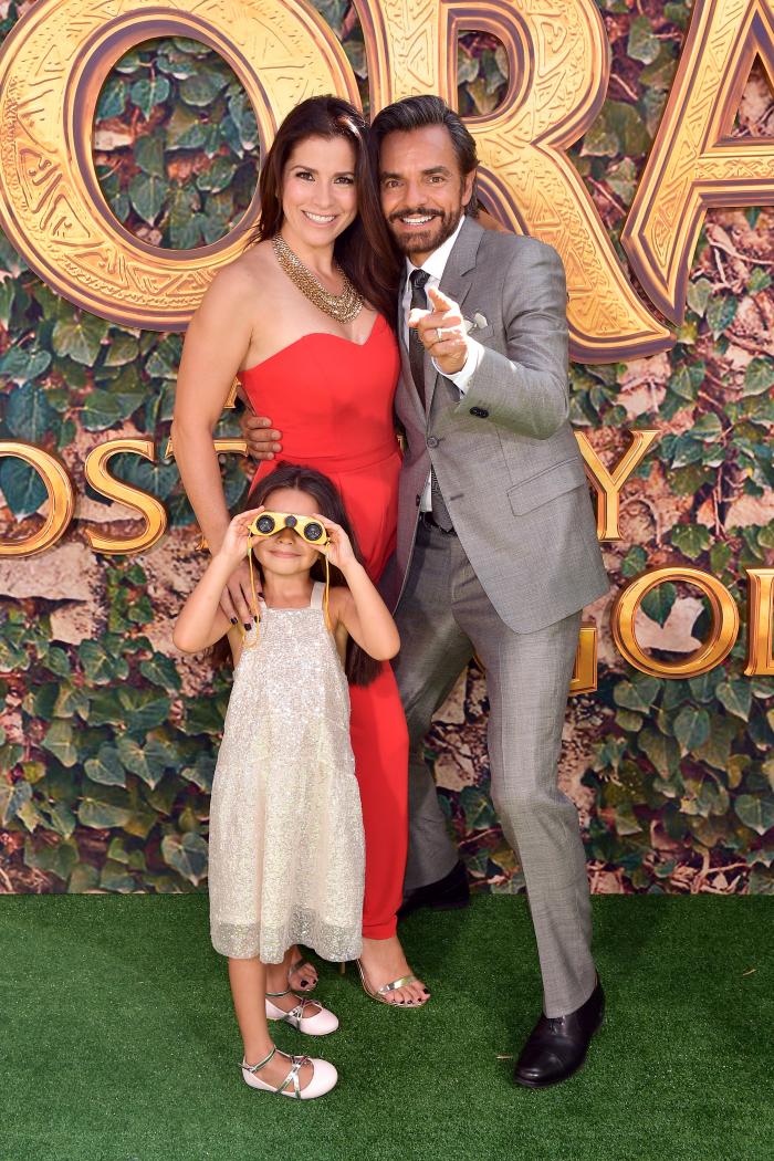Eugenio Derbez, Alessandra Rosaldo și fiica lor, Aitana. la premiera filmului Dora