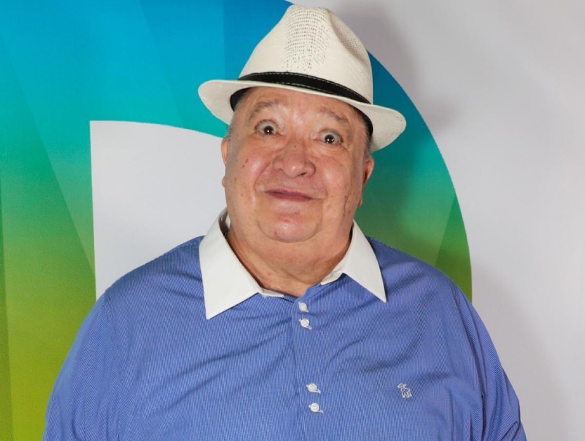 Comediantul mexican Luis de Alba cu o pălărie albă pe cap și cămașă albastră