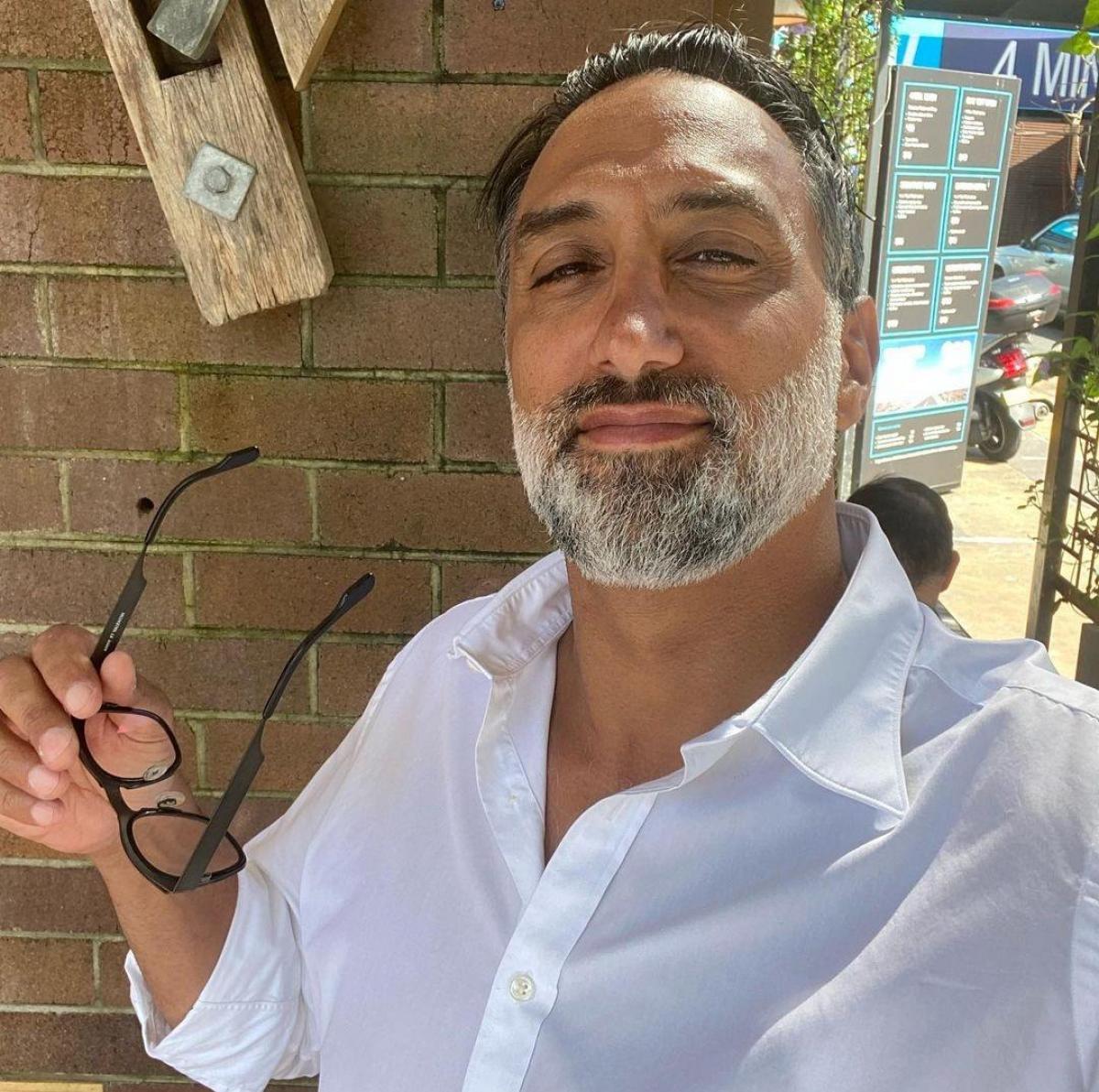 George Seely, selfie în cămașă albă și cu o pereche de ochelari în mână