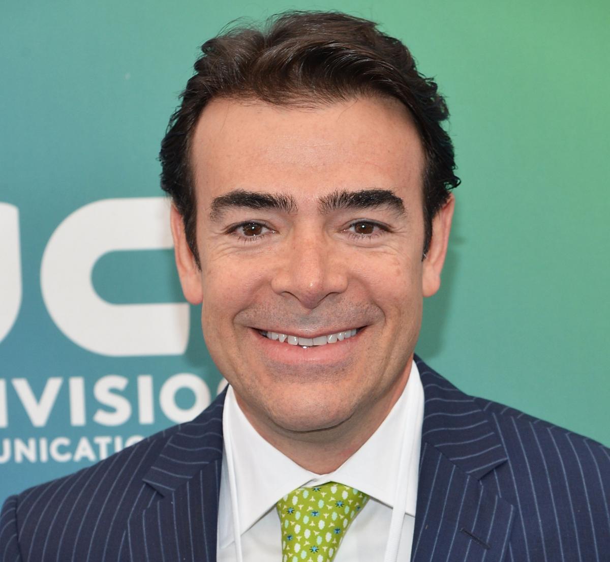 Actorul Tono Mauri, prim-plan, îmbrăcat în costum